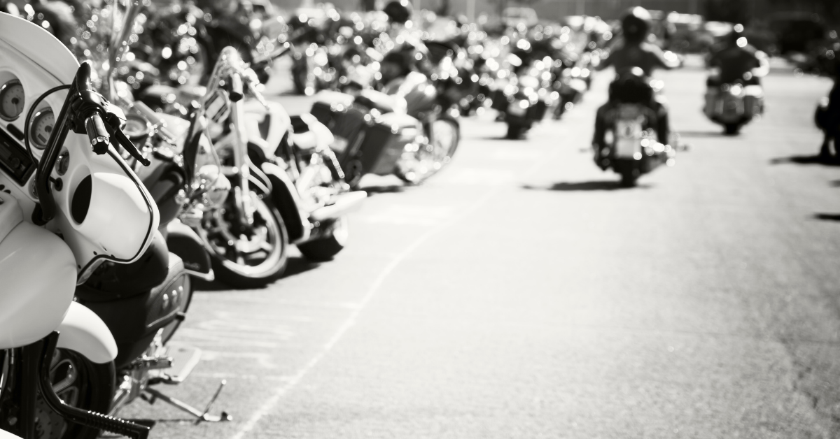 一群黑色和白色的摩托车和骑手